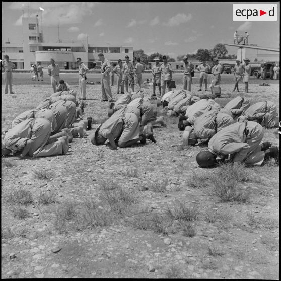 Avant l'embarquement pour le pèlerinage à la  Mecque, les soldats des troupes coloniales effectuent leurs prières.