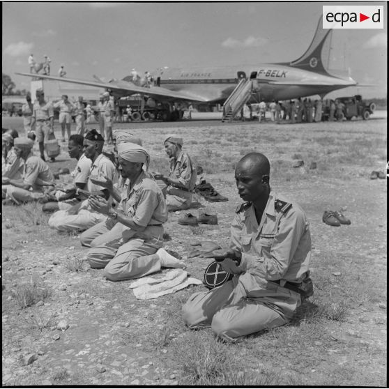 Soldats des troupes coloniales avant l'embarquement pour un pèlerinage à la Mecque.	