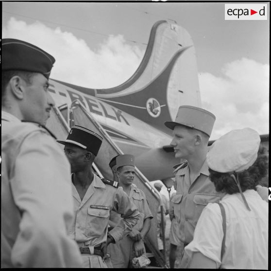 Soldats des troupes coloniales avant l'embarquement pour un pèlerinage à la Mecque.	