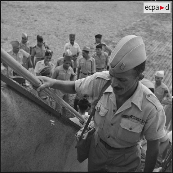 Embarquement d'un officier des troupes coloniale pour un pèlerinage à la Mecque.	