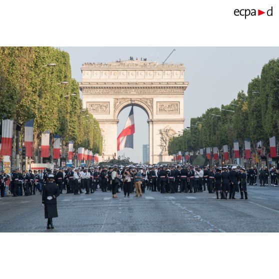 Rassemblement des défilants au pied de l'Arc de Triomphe, lors du défilé du 14 juillet 2018 à Paris.