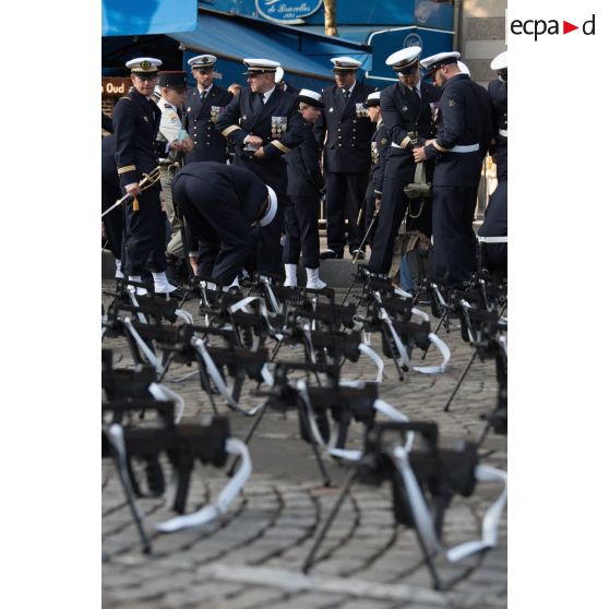 Rassemblement des officiers de l'équipage de la FDA (frégate de défense aérienne) Forbin, en attente de défiler lors du 14 juillet 2018 à Paris.