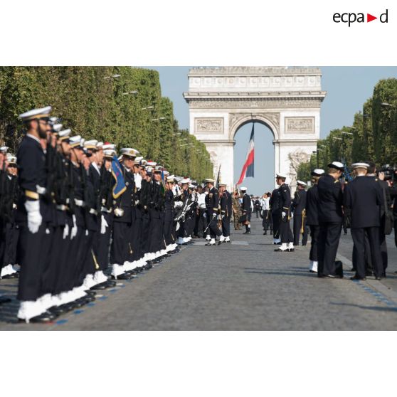 Inspection des équipages de la Marine nationale avant de défiler lors du 14 juillet 2018 à Paris.