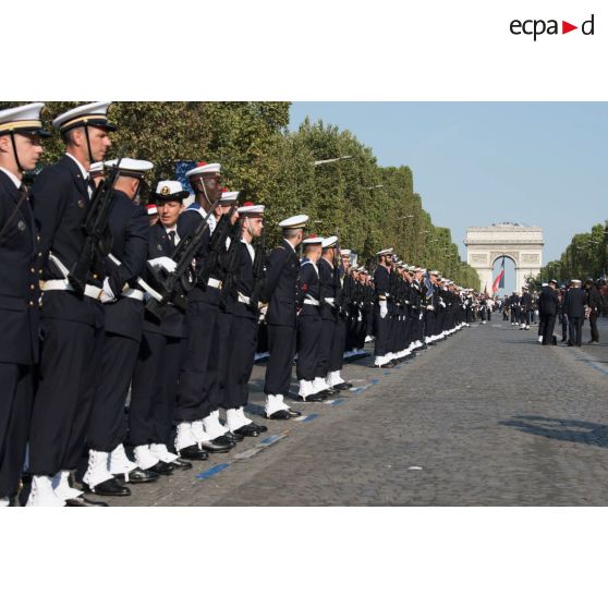 Inspection des équipages de la Marine nationale avant de défiler lors du 14 juillet 2018 à Paris.