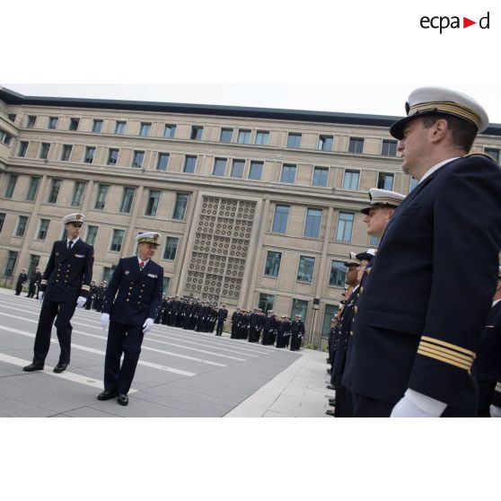 L'amiral Denis Béraud, major-général de la Marine, passe les troupes en revue lors d'une prise d'armes sur la grande place d'armes du Ministère des Armées à Balard, lors de la journée du marin.