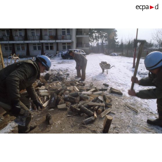 Les casques bleus du BAT INF 2 (RICM) viennent en aide aux personnels de l'hospice civil de Nedzarici.