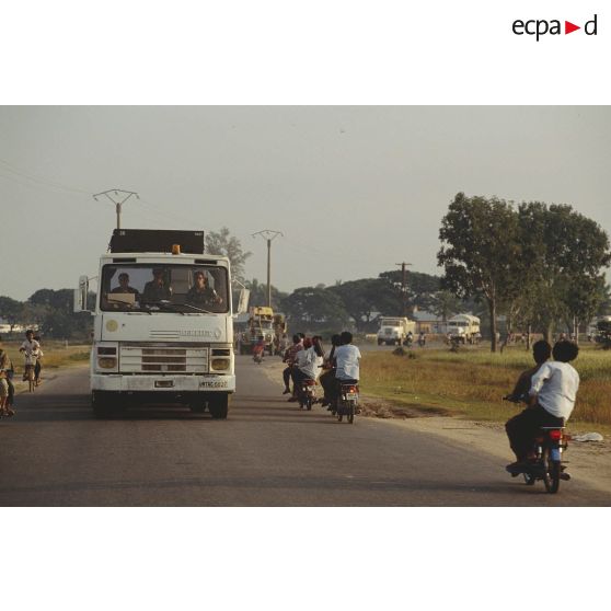 Convoi des troupes françaises de l'ONU se rendant au port de Sihanoukville pour embarquer vers la France.