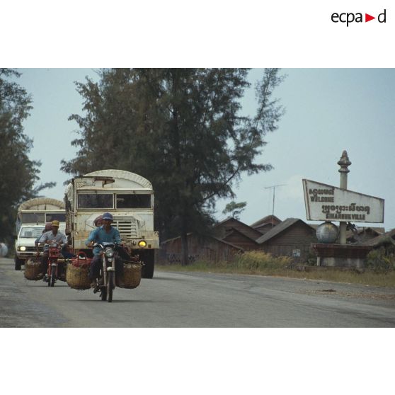 Convoi de casques bleus français en route pour Sihanoukville.