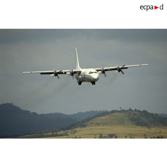 Atterrisage d'un avion Hercule C-130 aux couleurs de l'ONU sur l'aéroport de Sihanoukville.