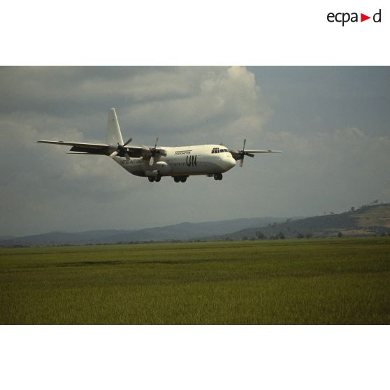 Atterrisage d'un avion Hercule C-130 aux couleurs de l'ONU sur l'aéroport de Sihanoukville.