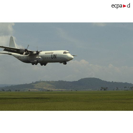 Atterrisage d'un avion Hercule C-130 aux couleurs de l'ONU sur l'aéroport de Sihanoukville.