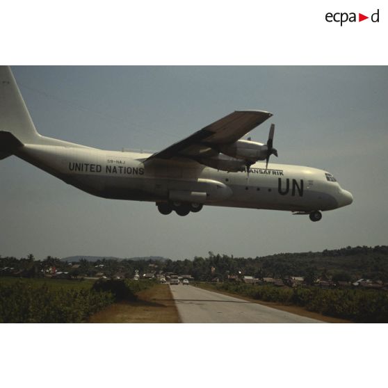 Atterrisage d'un avion Hercule C-130 aux couleurs de l'ONU sur l'aéroport de Sihanoukville.