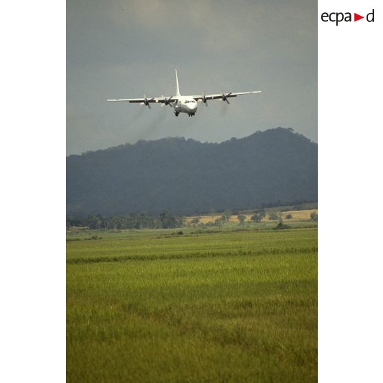 Atterrisage d'un avion Hercule C-130 aux couleurs de l'ONU sur l'aéroport de Sihanoukville.