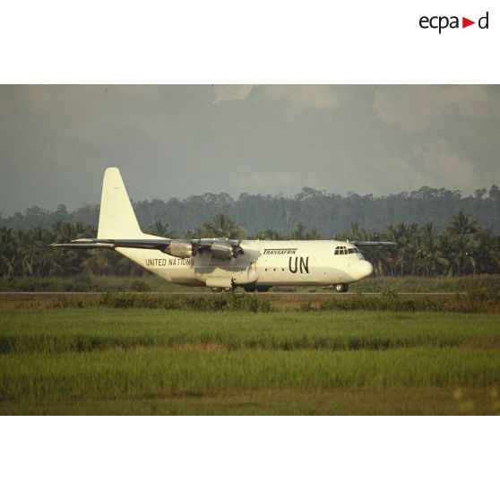 Atterrisage d'un avion Hercule C-130 aux couleurs de l'ONU sur l'aéroport de Sihanoukville.