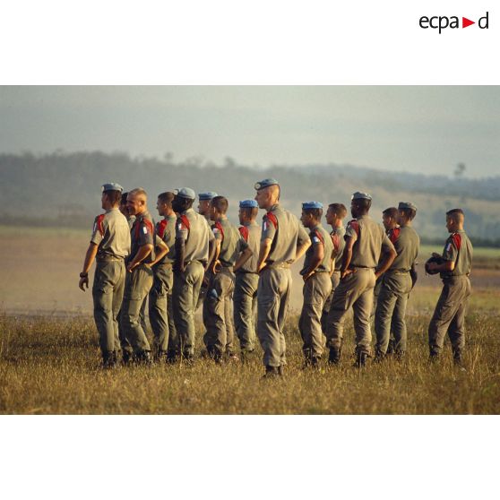 Attente des soldats français en bord de piste sur l'aéroport de Sihanoukville.