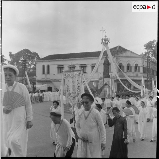 Les "enfants de Marie" en procession lors de la fête de l'Assomption à HanoÏ.