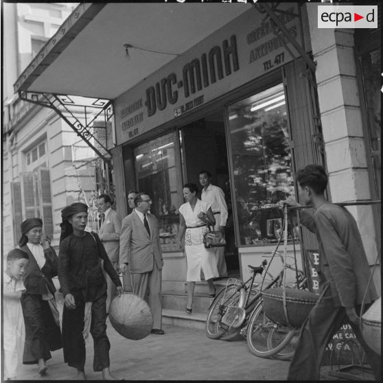 MM. Bueffet & Bettencourt, députés en mission parlementaire, dans une rue d'Hanoï.