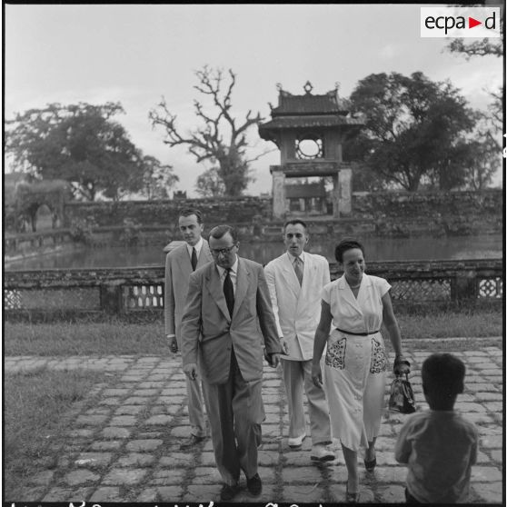 MM. Bueffet & Bettencourt, députés en mission parlementaire à Hanoï, visitent le Temple de la littérauture à Hanoï.