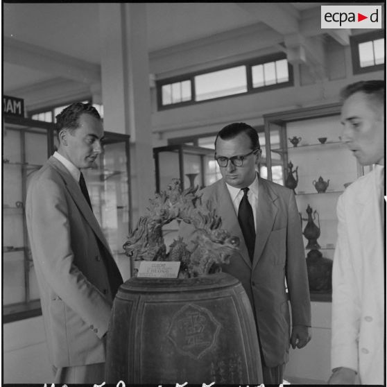 MM. Bueffet & Bettencourt, députés en mission parlementaire à Hanoï, visitent l'Ecole française d'Extrême-Orient.