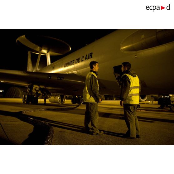 Avitaillement en carburant par les militaires du Service des essences, de l'avion de détection E3F Awacs de l'EDCA (escadron de détection et de contrôle aéroportés) 36 Berry de la BA 702 (base aérienne) d'Avord n° 202 de l'escadrille BR 43 (Charognard), au parking de nuit.