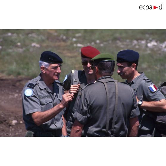 Autorités militaires au campement de la BMN sur le plateau de Trébichevo.