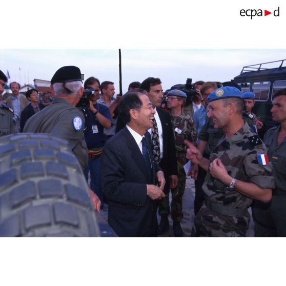 Yasushi Akashi, représentant de l'ONU visite le PC de la BMN (Brigade multinationale) à Tomislavgrad en Bosnie.