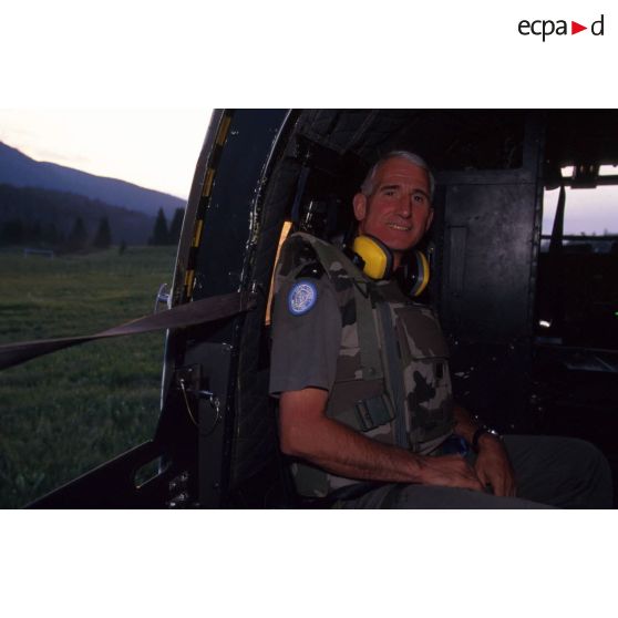 Portrait du général Soubirou, commandant de la BMN (Brigade multinationale) dans un hélicoptère de transport.