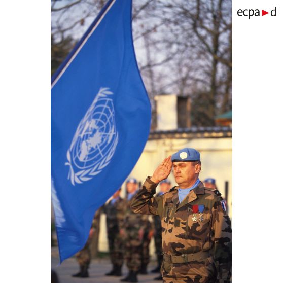 Cérémonie aux couleurs au camp de Pleso à Zagreb en présence du général Schwerdorffer, commandant des éléments français (COMELEF) et responsable de la zone de Zagreb et du colonel Badie, chef d'état-major.