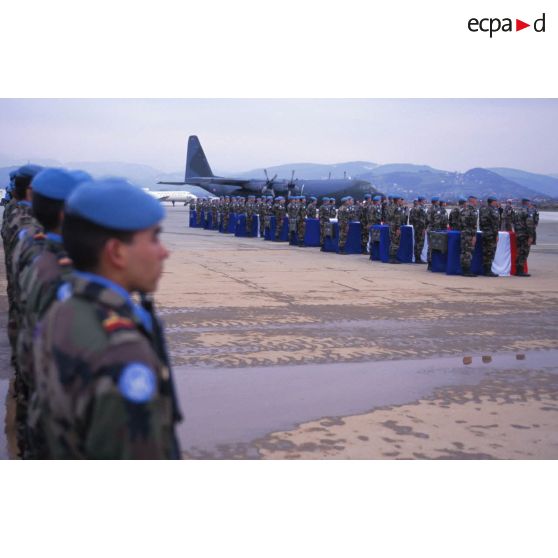 Cérémonie militaire et levée des corps des neuf casques bleus français tués le 14 mars 1995 dans un accident de la route.