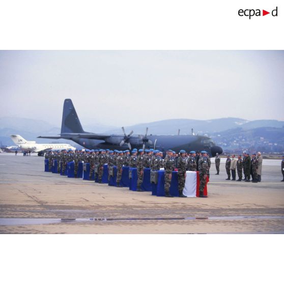 Cérémonie militaire et levée des corps des neuf casques bleus français tués le 14 mars 1995 dans un accident de la route.