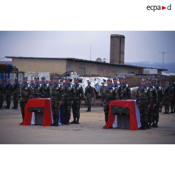 Cérémonie militaire et levée des corps des neuf casques bleus français tués le 14 mars 1995 dans un accident de la route.