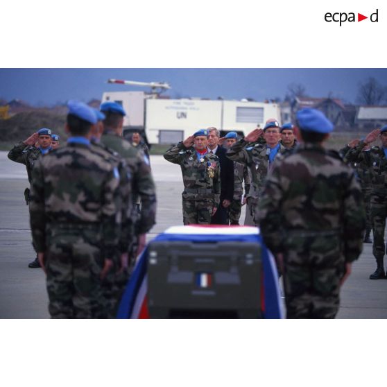 Cérémonie militaire et levée des corps des neuf casques bleus français tués le 14 mars 1995 dans un accident de la route.