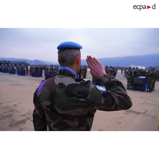 Cérémonie militaire et levée des corps des neuf casques bleus français tués le 14 mars 1995 dans un accident de la route.