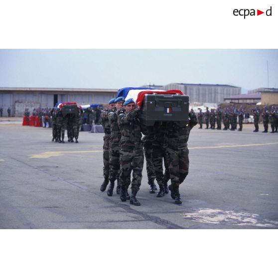 Cérémonie militaire et levée des corps des neuf casques bleus français tués le 14 mars 1995 dans un accident de la route.