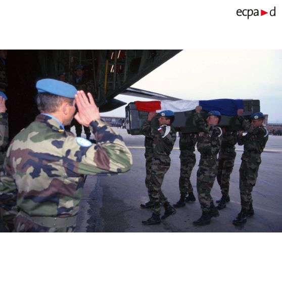 Cérémonie militaire et levée des corps des neuf casques bleus français tués le 14 mars 1995 dans un accident de la route.