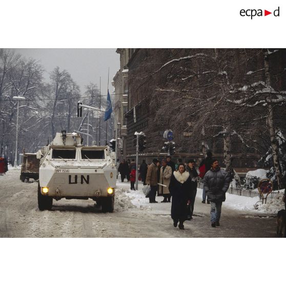 Un VAB blanc ONU patrouille devant la présidence bosniaque de Sarajevo.