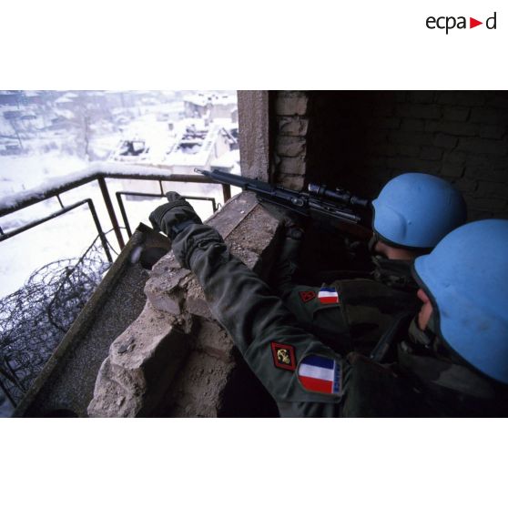 Soldats français du 3e RIMa, en faction à la position ECHO, ligne de front à Sarajevo.