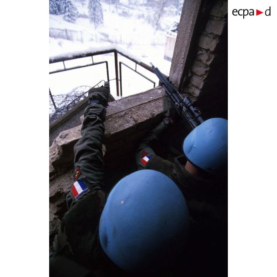 Soldats français du 3e RIMa, en faction à la position ECHO, ligne de front à Sarajevo.