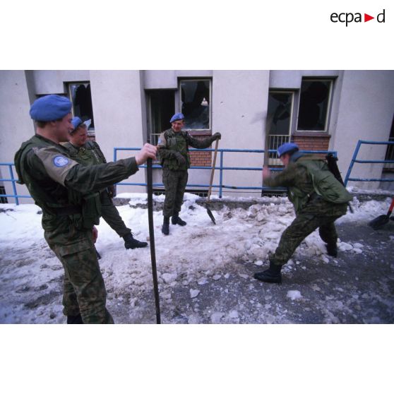 Des soldats russes déblaient la neige devant le quartier général russe de la FORPRONU de Sarajevo.