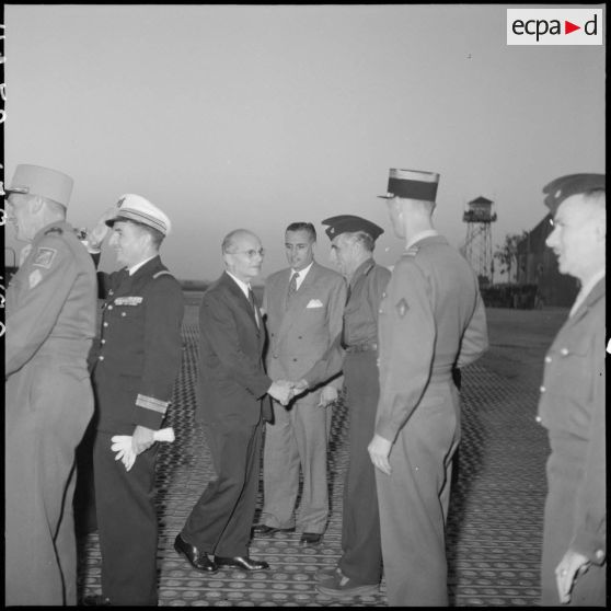 M. Pierre Montel serre la main du lieutenant-colonel Bertin venu l'accueillir à son arrivée à l'aéroport de Bach Mai.