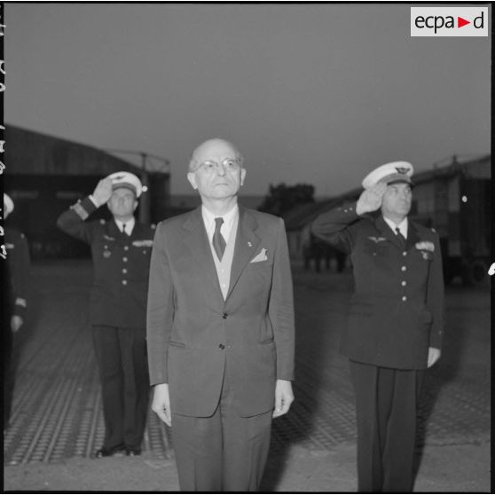 M. Pierre Montel, le général Chassin et le colonel de Bernardy à l'aéroport de Bach Mai.