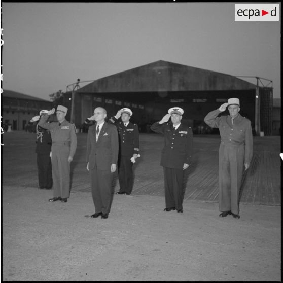 Pierre Montel, le général Salan, le général de linarès et le général Chassin à l'aéroport de Bach Mai.