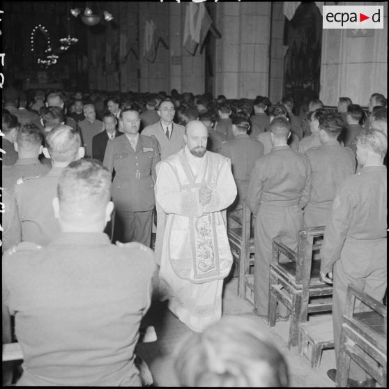 Le prêtre en plein office lors de la messe de commémoration de la naissance du maréchal de Lattre et de la libération de Colmar à la cathédrale Saint-Joseph d'Hanoï.