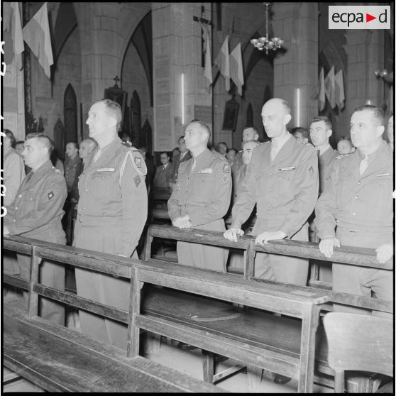 Des officiers pendant la messe de commémoration de la naissance du maréchal de Lattre et de la libération de Colmar à la cathédrale Saint-Joseph d'Hanoï.