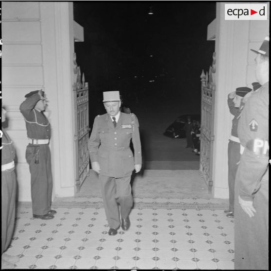 Le général de Berchoux arrive à la soirée du gala de judo qui a lieu au théâtre municipal d'Hanoï.