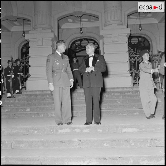 Le commandant Fourcade et M. Nguyen Huu Tri sur les escaliers du théâtre municipal d'Hanoï.