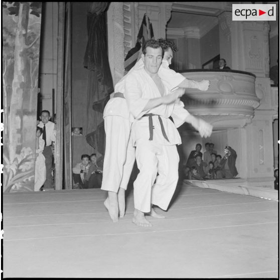 Deux ceintures noires de judo au théâtre municipal d'Hanoï, lors d'une soirée de gala.