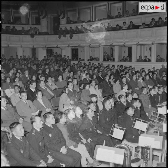 Spectateurs lors de la soirée du gala de judo organisée au théâtre municipal d'Hanoï.