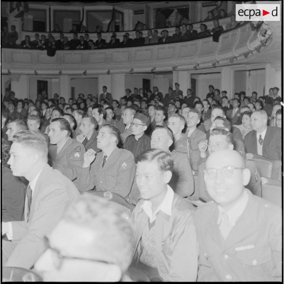 Spectateurs lors de la soirée du gala de judo organisée au théâtre municipal d'Hanoï.