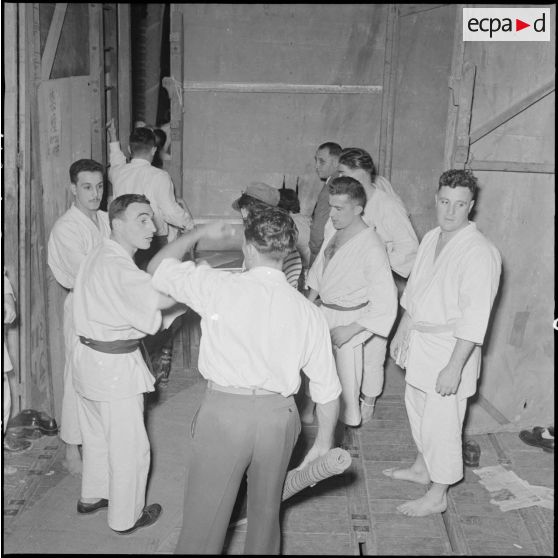 Les judokas dans leur box lors de la soirée de judo au théâtre municipal d'Hanoï.